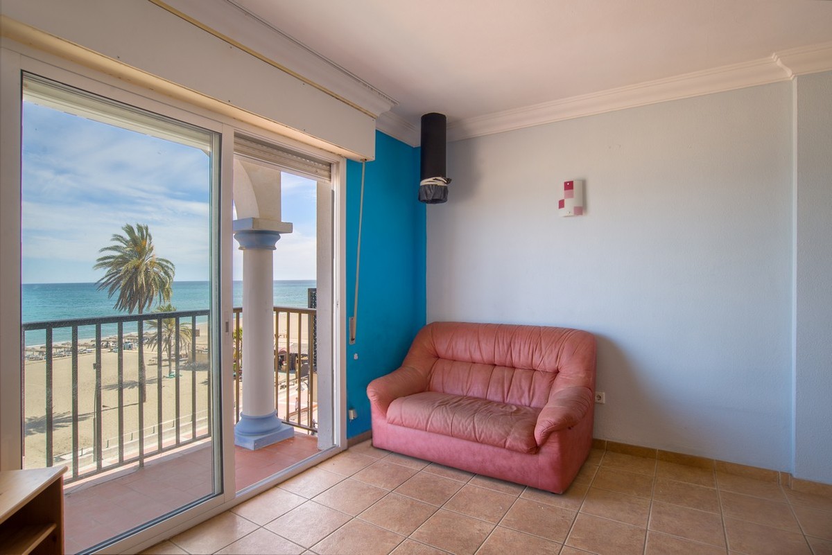 Frontline beach apartment in Estepona