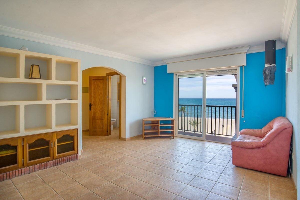 Frontline beach apartment in Estepona