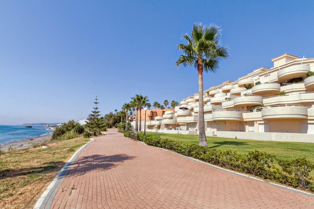 Beachfront apartment in Estepona
