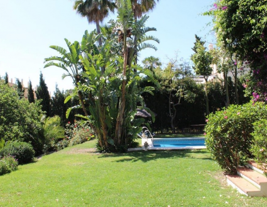 Villa in Marbella (los Naranjos, Nueva Andalucia)