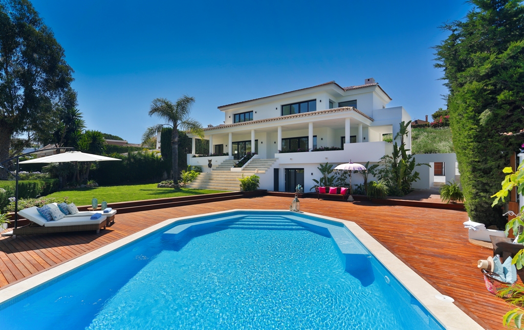 Villa for sale in Los Naranjos Nueva Andalucia Marbella