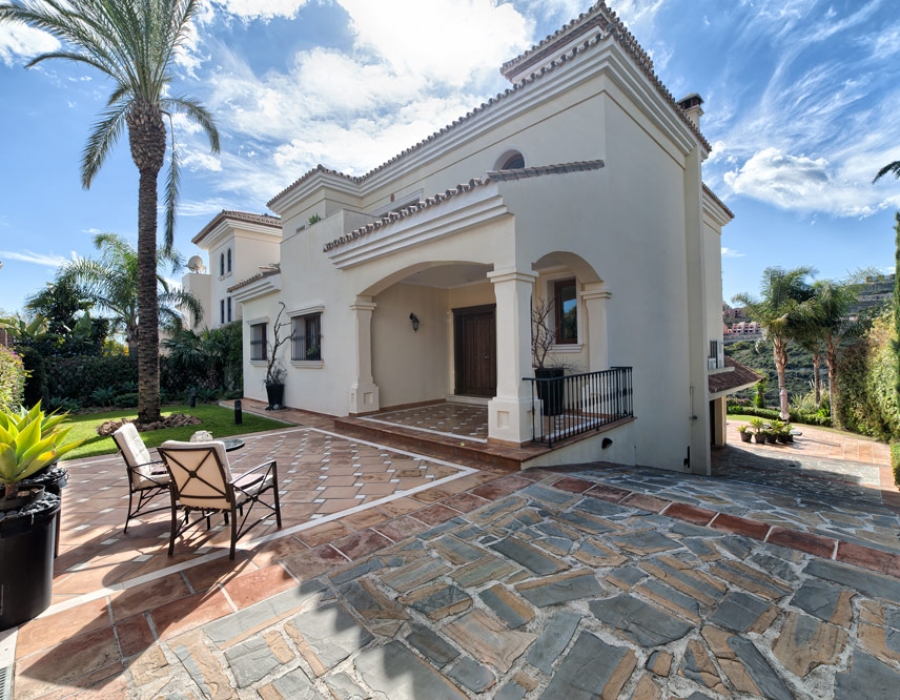 Luxury villa in Benahavis for sale