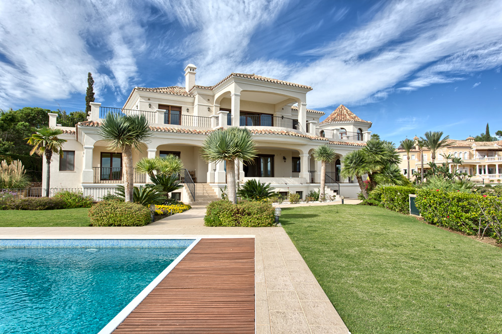 Luxury villa in El Paraiso Alto (Benahavis) for sale