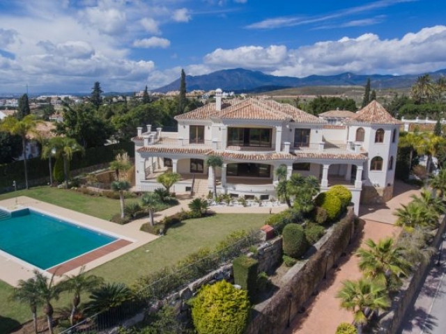 Luxury villa in El Paraiso Alto (Benahavis) for sale