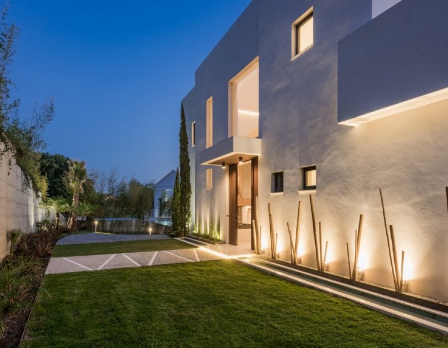 Contemporary villa in Benahavis for sale (La Alqueria)