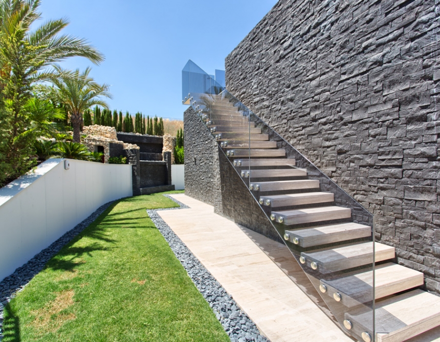 Contemporary villa in Nueva Andalucia for sale