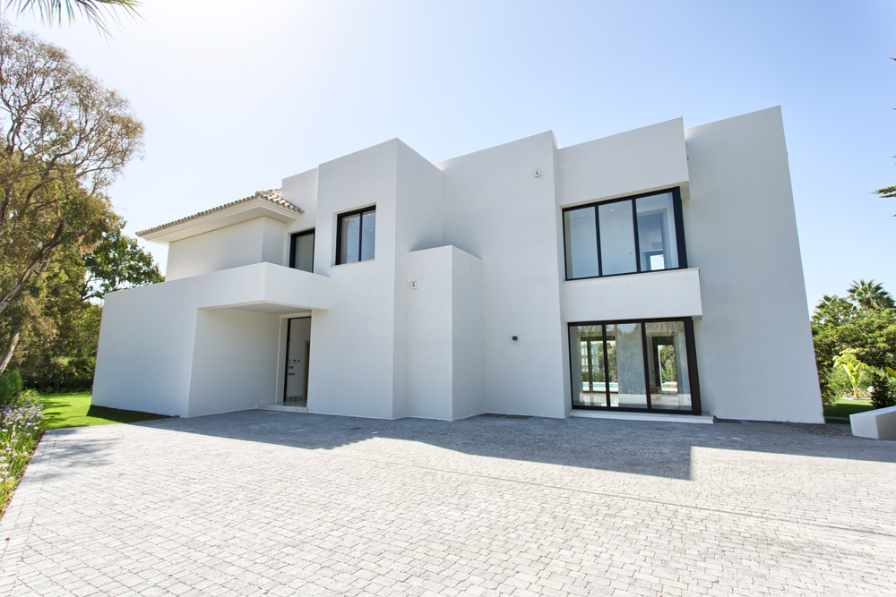 Contemporary villa in Estepona for sale