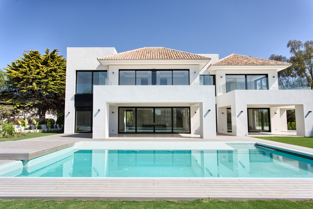 Contemporary villa in Estepona for sale