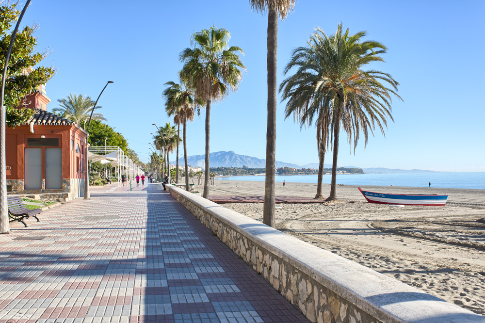 First line beach apartment in Estepona for sale